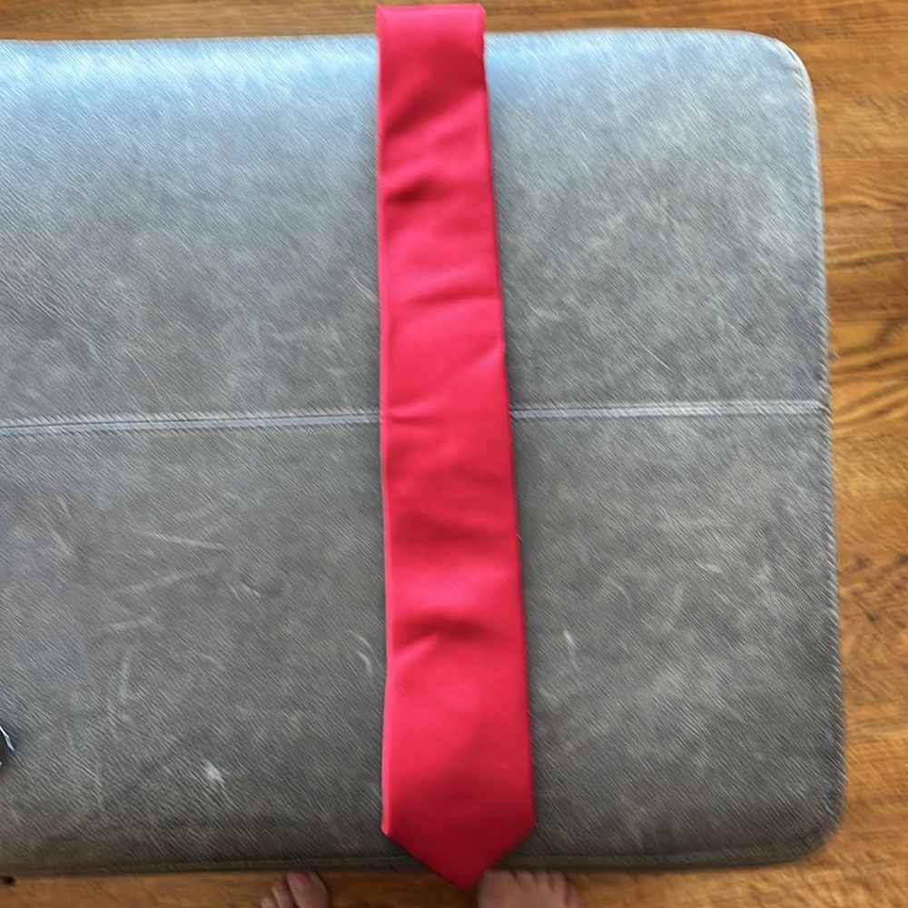 Beautiful red, silky tie, NWT